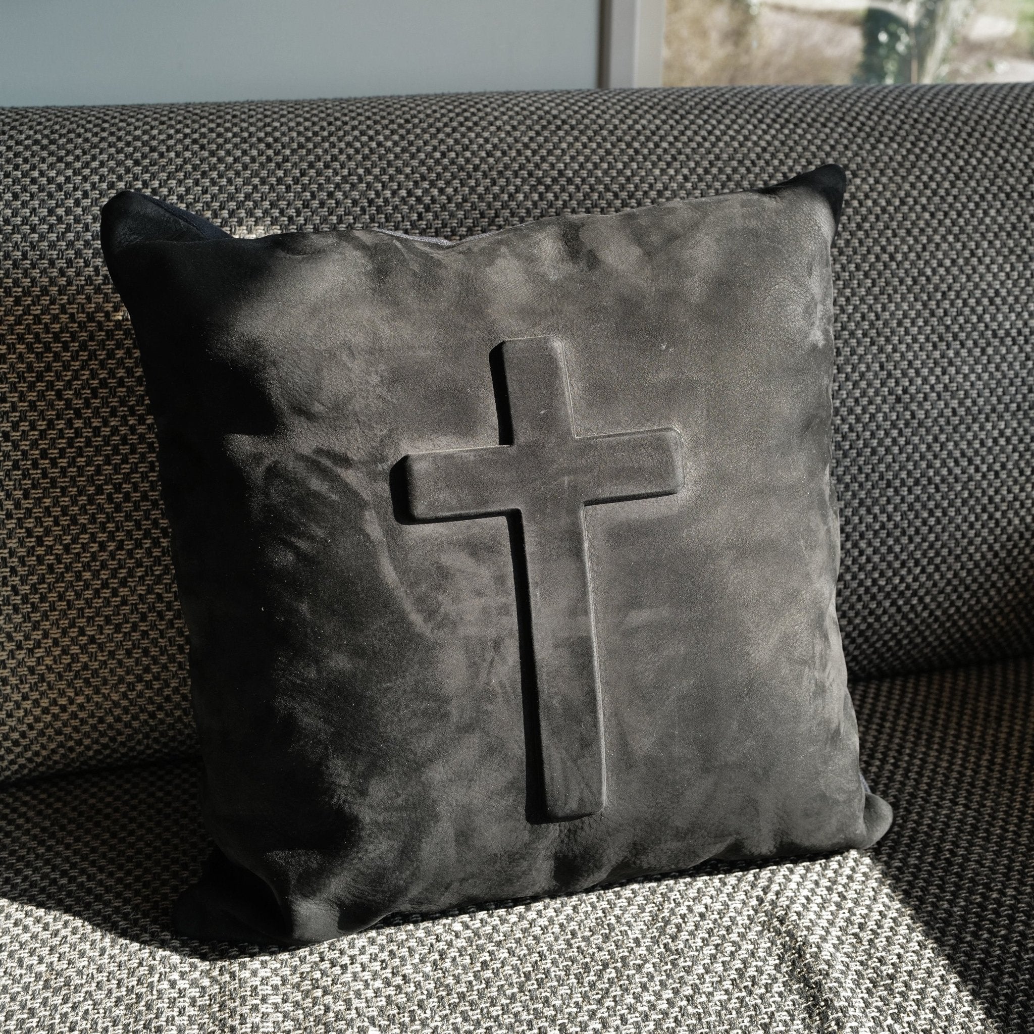 Cushion Crucifix - Vlieger & Vandam