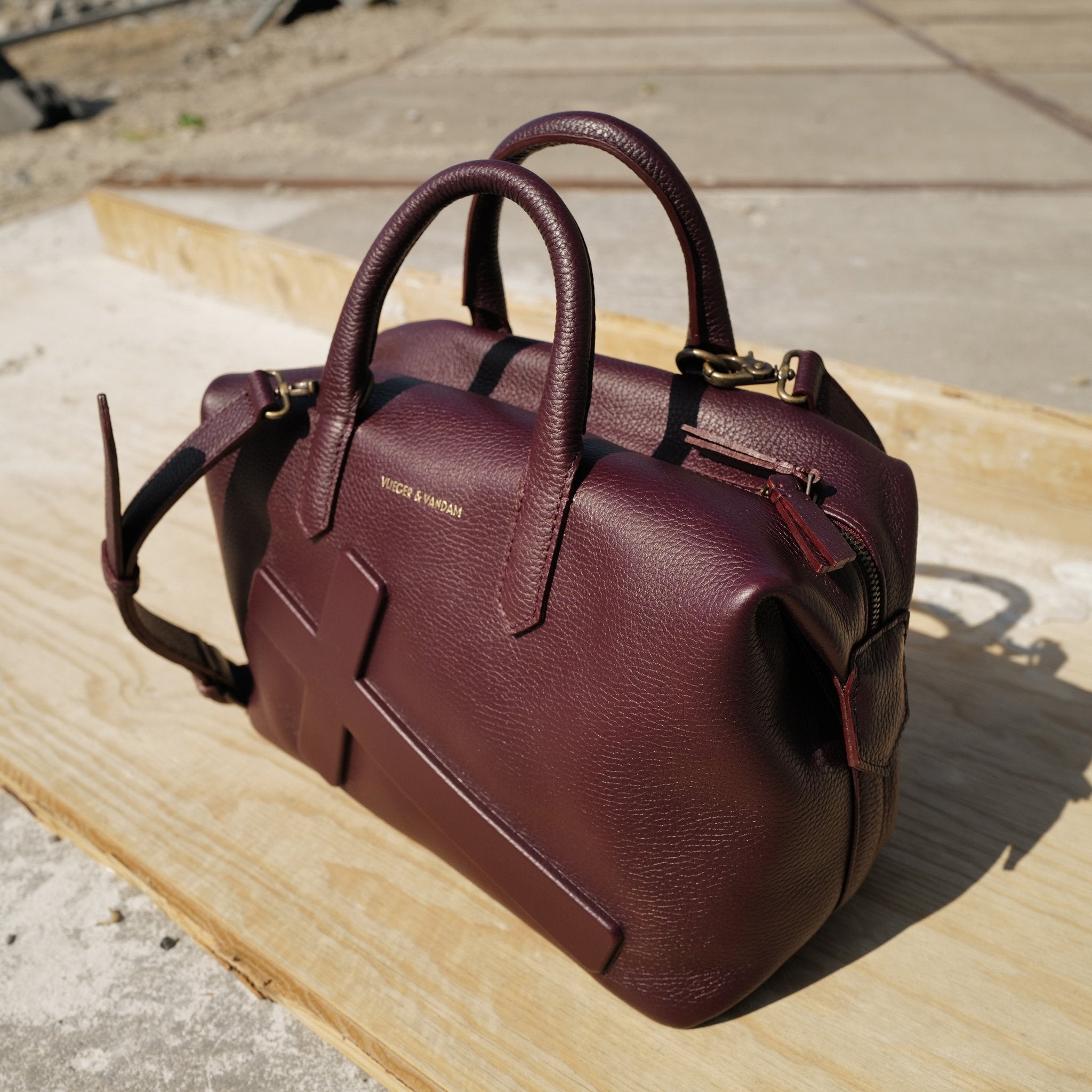 Day Tripper Crucifix in Burgundy | Vlieger & Vandam