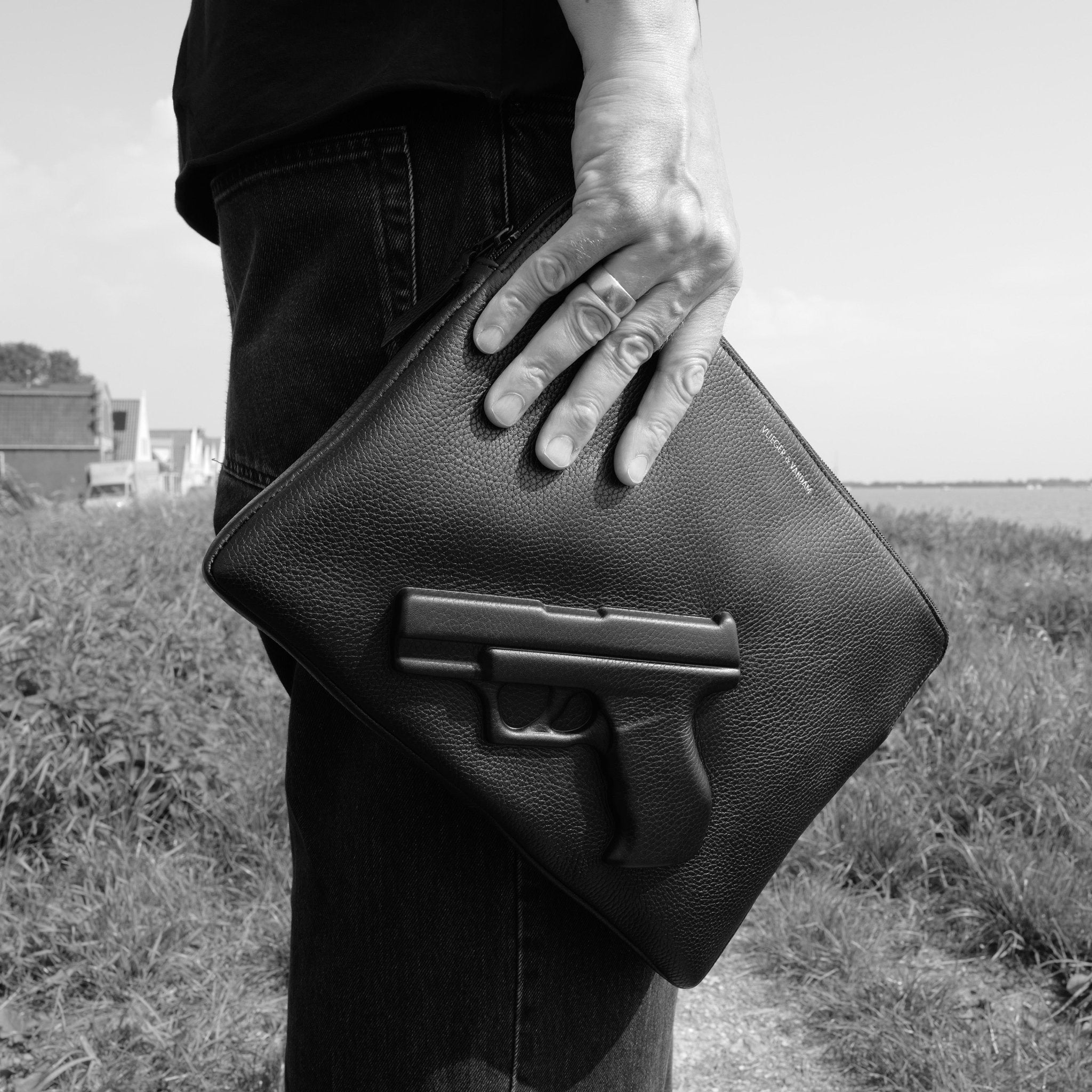 Sleeve 13 Inch Gun in Black | Vlieger & Vandam