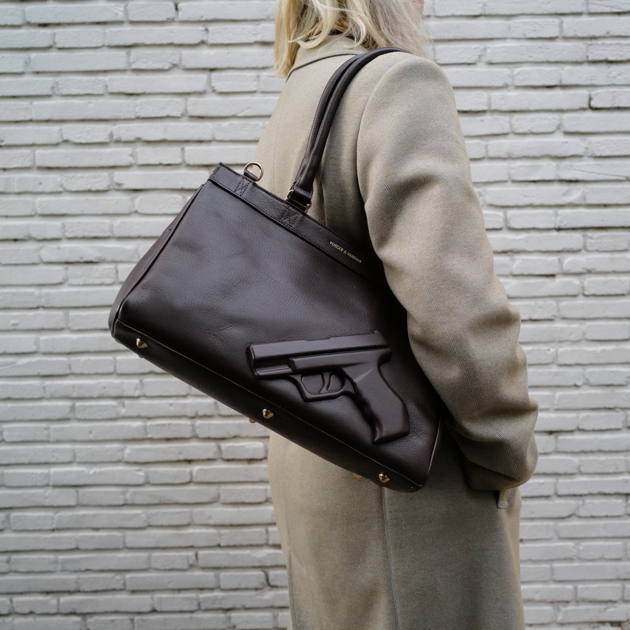 Small Tote Gun in Dark Chocolate | Vlieger & Vandam