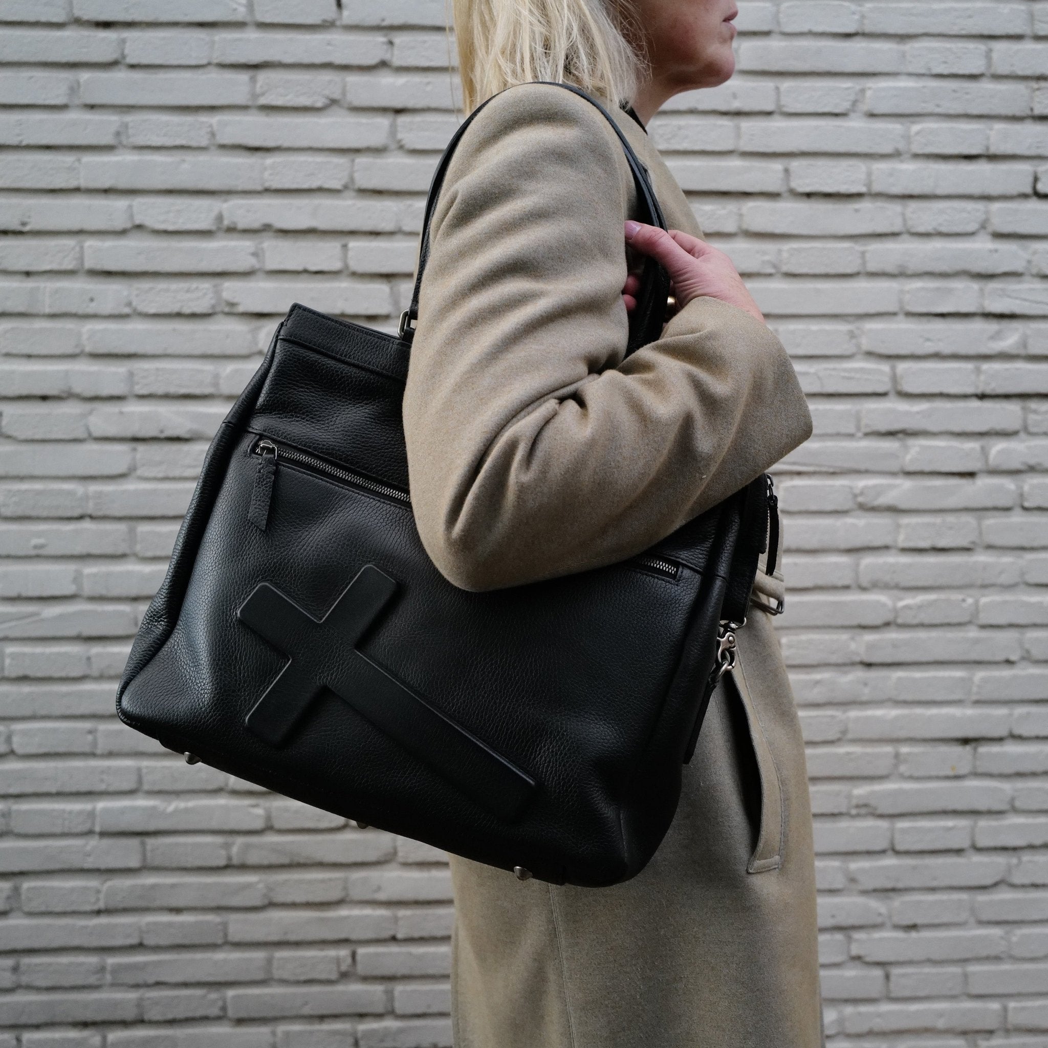 Square Tote Crucifix in Black | Vlieger & Vandam