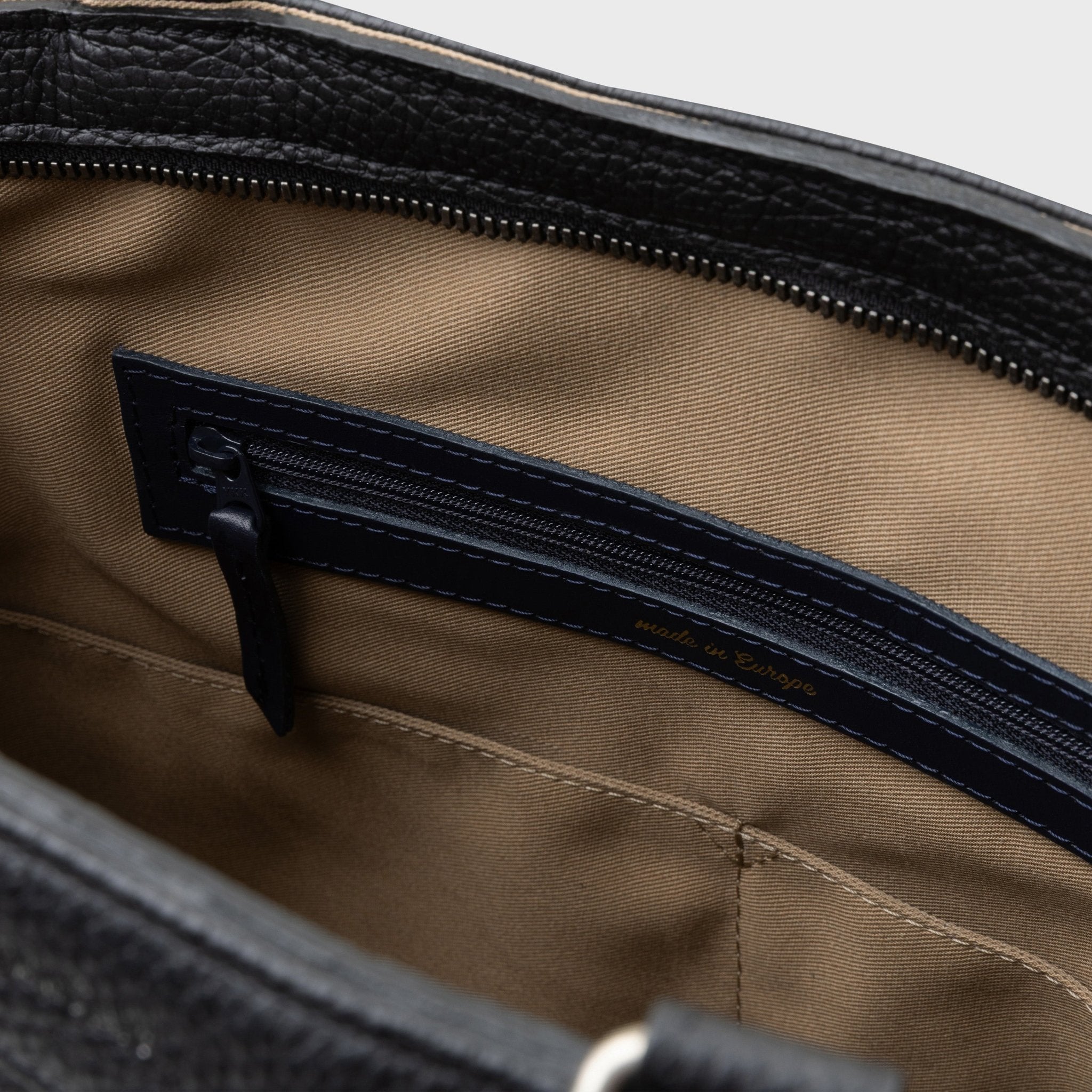 Square Tote Gun in Black | Vlieger & Vandam