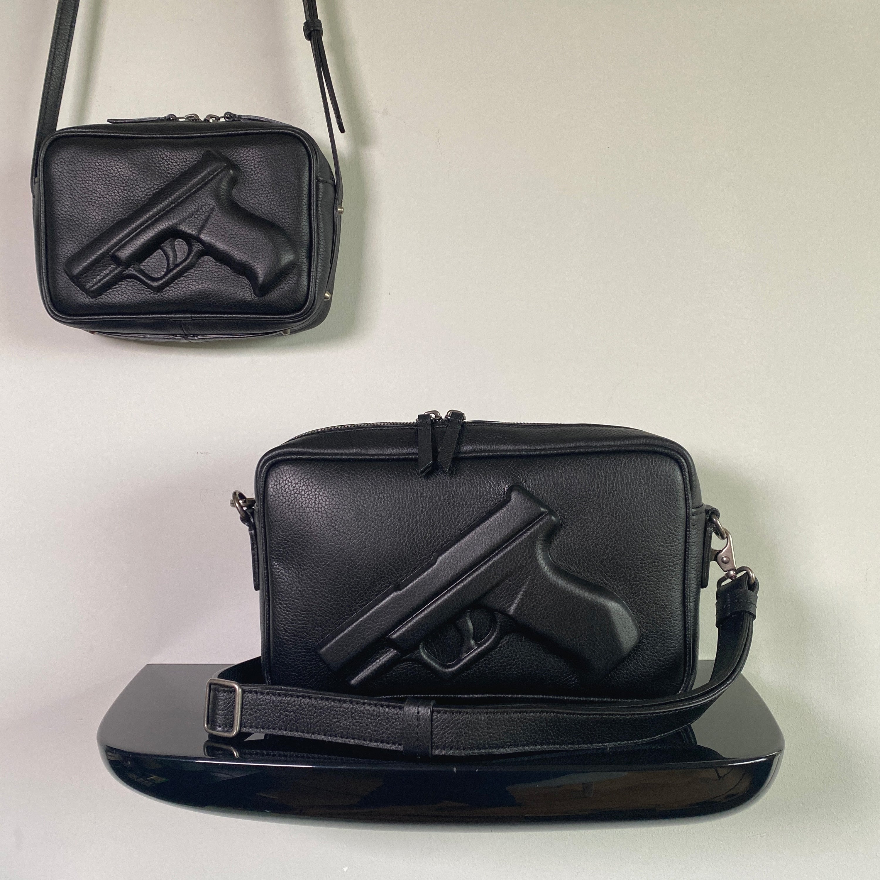 Vlieger & Vandam - Messenger Bag Black, embossed leather gun bag