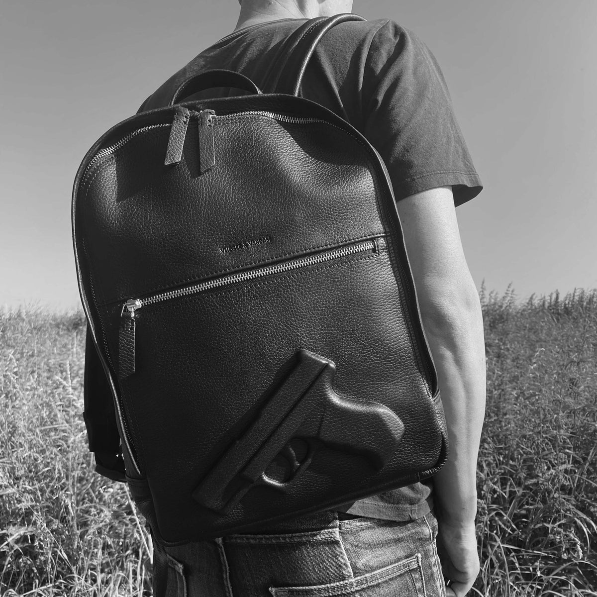 Backpack Medium Gun in Black | Vlieger & Vandam