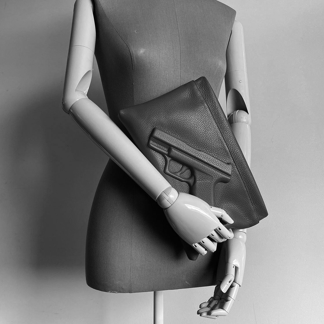 Clutch Gun in Black | Vlieger & Vandam